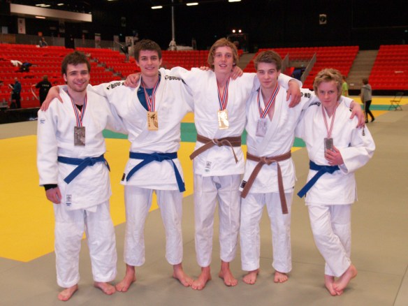 Ungdom og junior, f,v,: Iver Finanger Nesbø, bronse U20-81 kg, Nils Robin Bjørklund, gull U 20 -81 kg, Henrik Reitan, gull U20 -73 kg, Jørgen Ruiz Garcia, sølv U20 -73 og Per Erling Haugan, sølv U15 -60 kg.