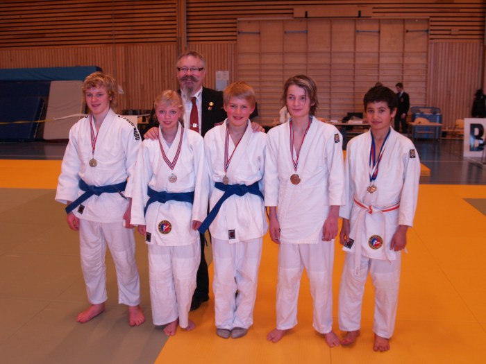 Klubbleder Alf Birger Rostad sammen med LJKs deltakere i U15/U17, f.v.; Per Erling Haugan, Ragnhild Holbø, Lavrans Lysne Næss, Eirik Hallan Skjelbred og Titan Steinvik.