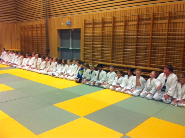 Line-up med 35 medlemmer på siste trening før jul.