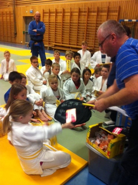 Emmeli Ertzaas mottar judosekk og gavekort som en av 5 superloddselgere fra lotterigeneral Johnny Lund.