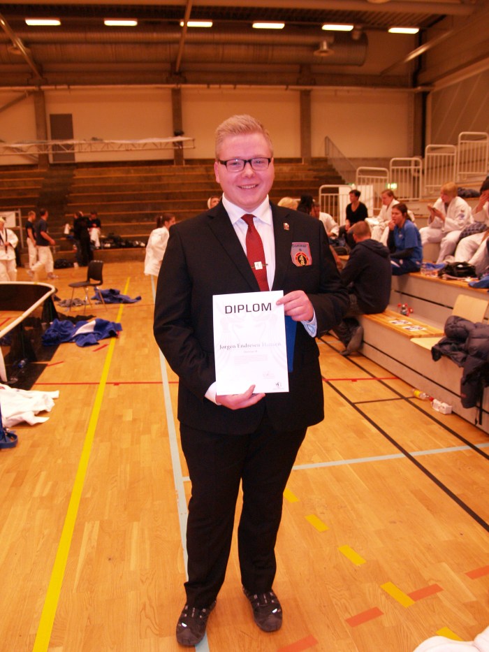 En stolt Jørgen Endresen Hansen med sin nasjonale dommer B-lisens.