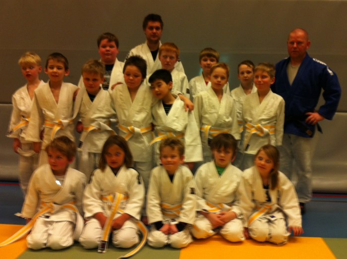 16 stolte barn med nye belter.