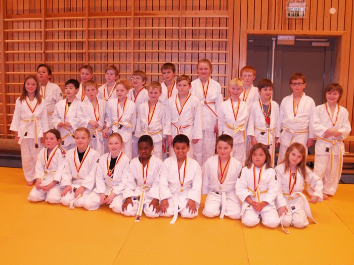 LJKs deltakere i barneklassene viser stolt fram medaljene sine,