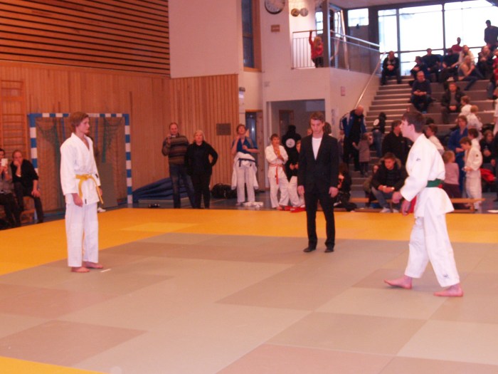 Chris Andre Finanger (LJK, t.v.) deltok i sitt første stevne og tok like godt gullet i U18-66 kg. Her klar til kamp mot Sindre Kalås (NJC).