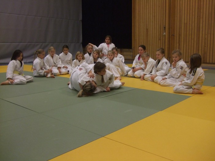 Den yngste gruppa får instruksjon av Hege Aar.