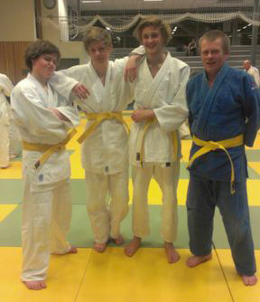 Gult belte til (f.v.) Oscar O Aunet, Stian Andre Nielsen, Chris Andre Finanger og Thor Holbø.