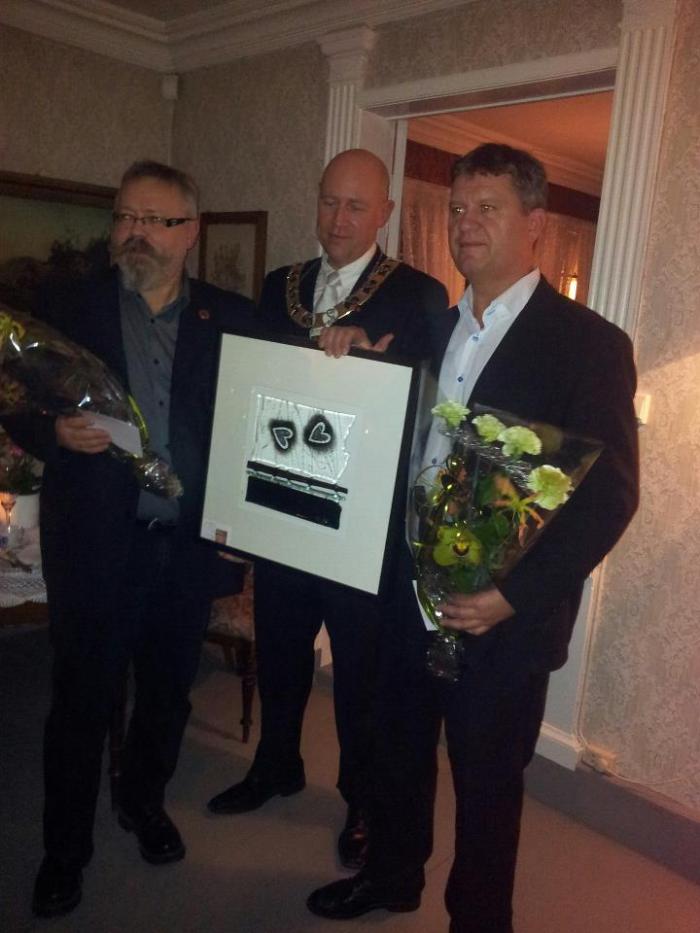 Alf Birger Rostad og Snorre Johansen får overrakt Ildsjelprisen 2012 av ordfører Robert Svarva.
