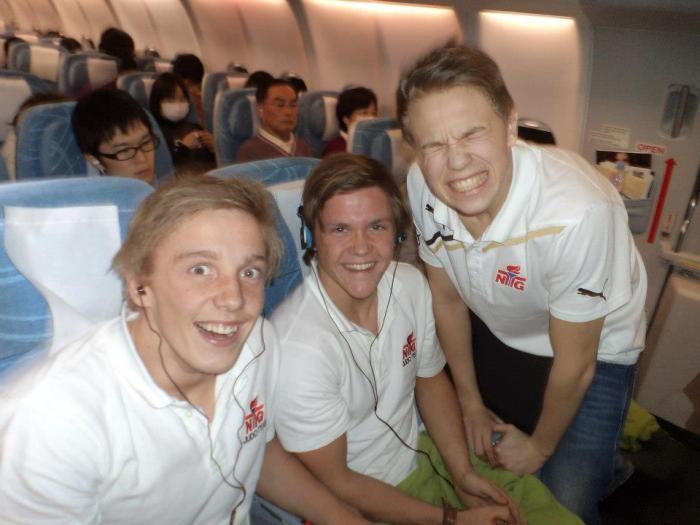 F.v.: Henrik Reitan på flyet til Japan, sammen med Jonas Møller og Linus Angel Vinje.