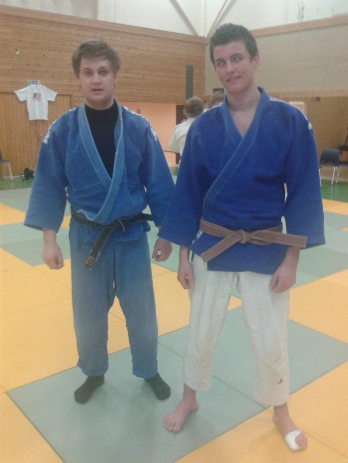 Nils Robin Bjørklund med brunt belte. Her sammen med sensor Håvard Thorsø Johansen.