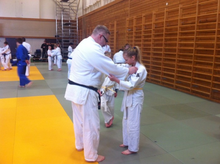 Alf Birger der han trives best: på matta og veileder lærevillige utøvere.