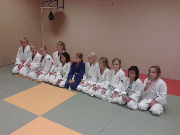 Elleve glade jenter på den første treninga.