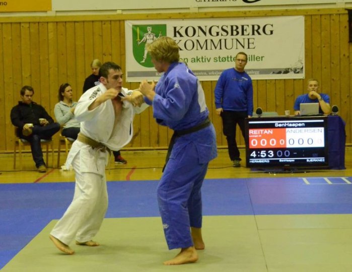 Henrik Reitan (blå) i kamp mot Morten Andersen, BK-Judo. Foto: Hans Engebretsen