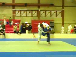 Henrik Reitan i ferd med å skåre på en uchi mata.