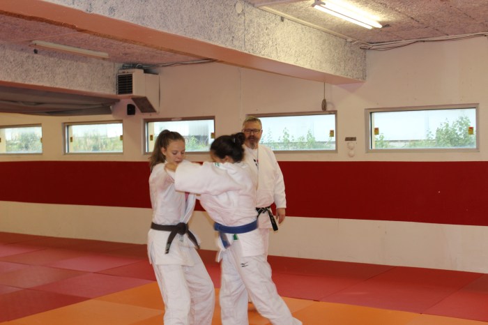 Alf Birger Rostad sjekker at teknikkene utføres korrekt.