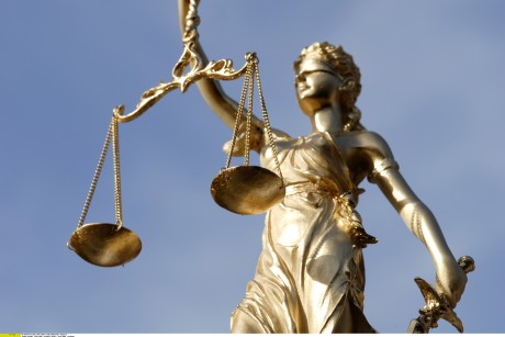 Justitia er et symbol for lov og rett, der sverdet står for rettshåndhevelsen, vekten for dømmende virksomhet og bindet for upartiskhet (Wikipedia)