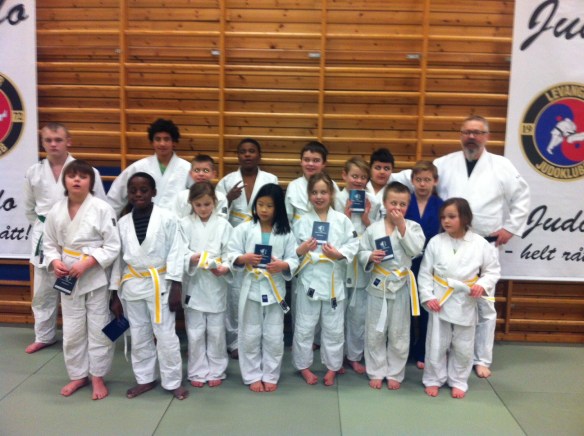 Stolte utøvere med ferskt gult belte sammen med sensor Alf Birger Rostad.