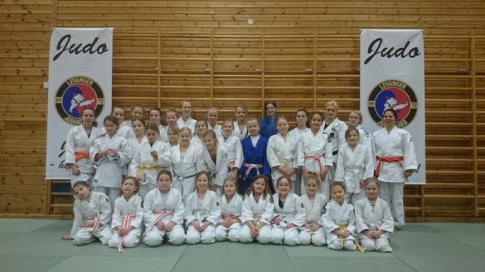 35 spreke jenter med hovedtrener Ida Ruiken og hjelpetrenerne Ingebjørg Holbø og Evelyn Gulstad Otlo.