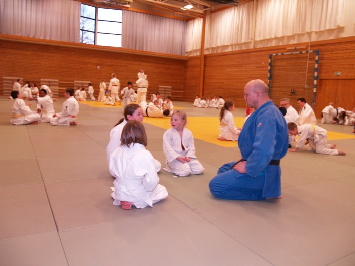 De små er klar for å gi den store Tore en "omgang juling".