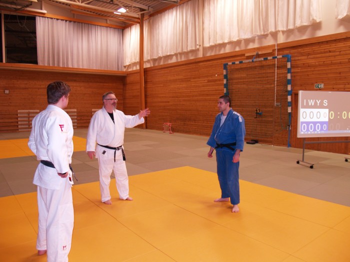 Håvard Thorsø Johansen og Benjamin Rajabi viser kampsituasjoner mens Alf Birger Rostad har dommerrollen.