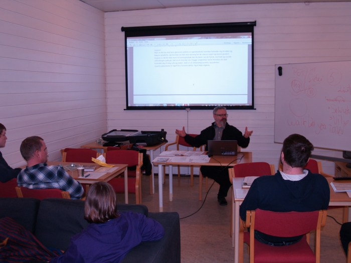 Teorileksjon fredag kveld. Alf Birger Rostad formidler lærestoffet.