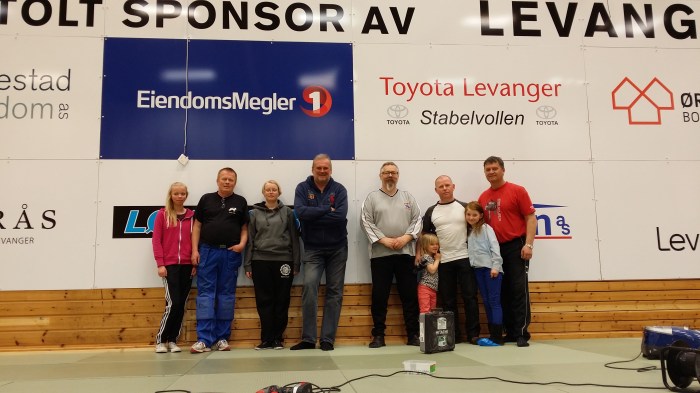 Endelig ferdig! F.v.: Ragnhild Holbø, Thor Holbø, Ingebjørg Holbø, Gunnar Reitan, Alf Birger Rostad, Ida Marie Bjørås, Lars Erik Bjørås, Elise Bjørås og Snorre Johansen.