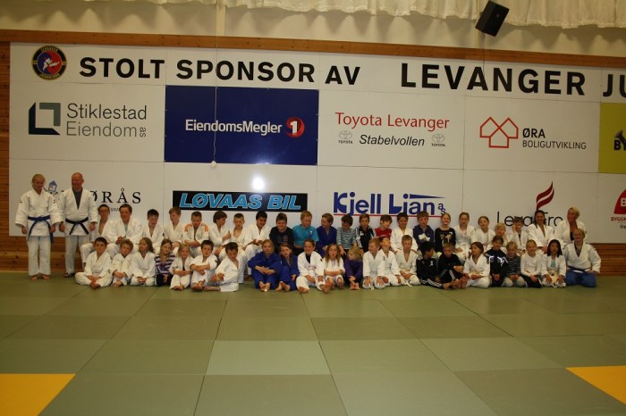 Trening, leik, mat og overnatting trakk mange til EiendomsMegler 1-hallen.