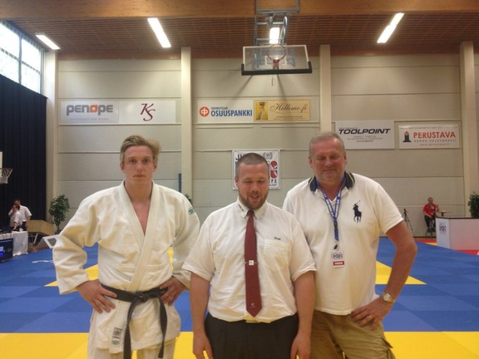 Eirik Lein Strand dømte i mesterskapet. Her flankeres han av Henrik og Gunnar Reitan.