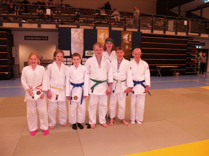 LJKs U15 og U18, f.v.: Emmeli Ertzaas, Jonas Leonhardsen, Tobias O Norum, Markus Leonhardsen, Sander S Breding, Thomas Wikdahl og Ragnhild Holbø.