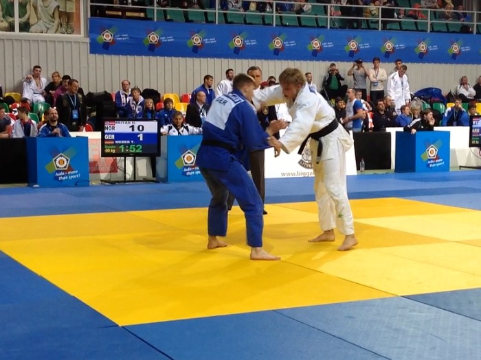 Henrik Reitan (hvit) i åpningskampen mot Tobias Weber, Tyskland. Det ble ipponseier for Henrik etter ett minutt.