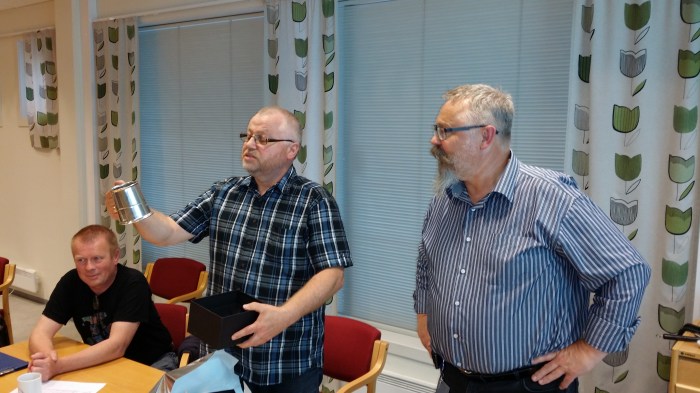 Johnny Lund fikk overrakt et tinnkrus som 60-årsgave på styremøtet.