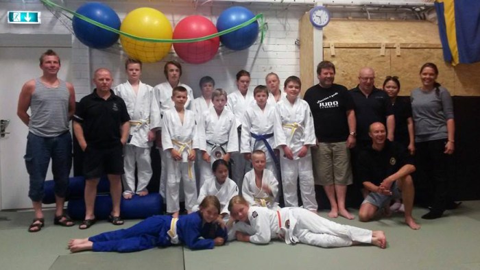 Deltakerne sammen med hele støtteapparatet, sjåfør, sponsorer, medisinsk komite, coacch og supportere.