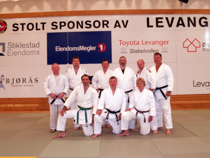 Foran f.v.: Farhad Ganji, jan Over Rein og Anne Hokstad. Bak f.v.: Lars Bjørås, Espen Johannesen, Ronald Guttormsen, Alf Birger Rostad, Arnstein Vestad og Snorre Johansen. 