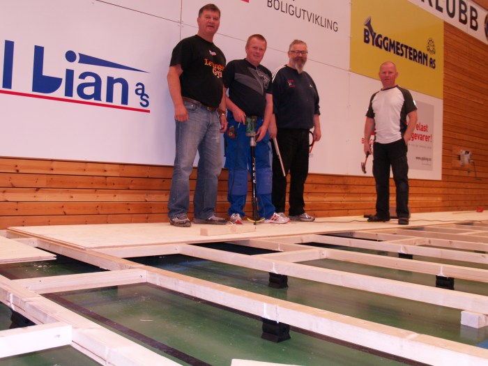 Lørdag 21.6. ble de første platene skrudd fast. Her testes svikten i golvet. F.v.: Snorre Johansen, Thor Holbø, Alf Birger Rostad og Lars Bjørås.