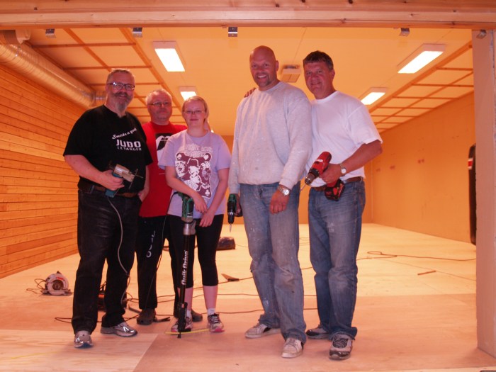 Endelig ferdig! Dugnadsgjengen siste kveld, 3.7., f.v.: Alf Birger Rostad, Johnny Lund, Ingebjørg Holbø, Egil Kvåle og Snorre Johansen.