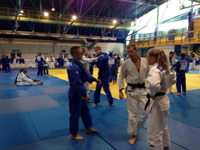 Henrik Reitan med landslaget på leir og E-cup i Polen: Madelene Rubinstein, Synne Andersen, Herman Hermansen, Linus Vinje, Matias Kollerud, Marius Jacobsen. Foto: NJF