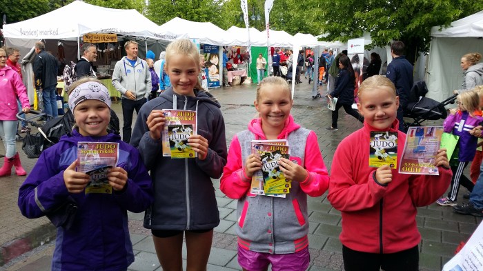 LJK-medlemmene Vilde Helene Brenne (nr 1 f.v.) og Emmeli Ertzaas (nr. 3 f.v.) sammen med to venninner delte ut flygeblad 1.8.