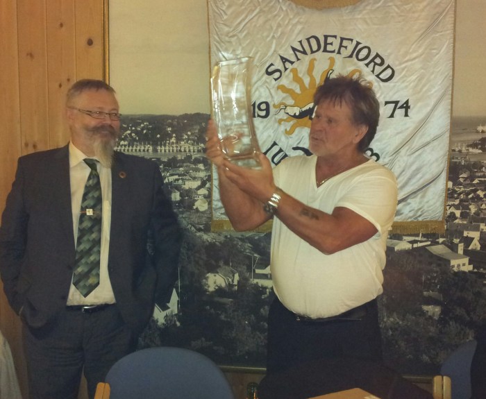 Enda en gave - en vase med inskripsjon.