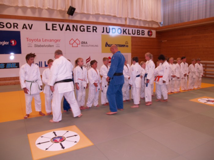 Etter sittende hilsen på judovis er det tid for håndhilsing, et moment Alf Birger Rostad vektlegger for å skape respekt og god kontakt.