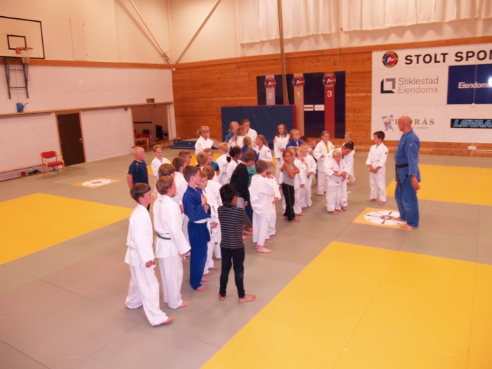 Tore Brenne har samlet troppen på 44 og forklarer hva som skal skje.