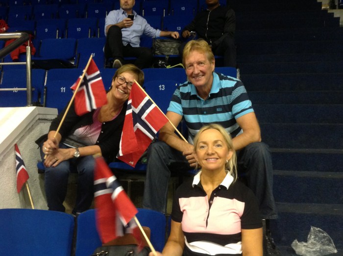 God støtte fra norske supportere på tribunen. Mamma Anne Brit i front med onkel og tante i bakgrunnen.