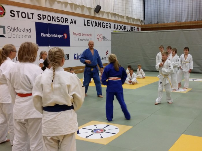 Emmeli Ertzaas (blå) klar til å forsvare jentenes ære mot Oliver Sand.