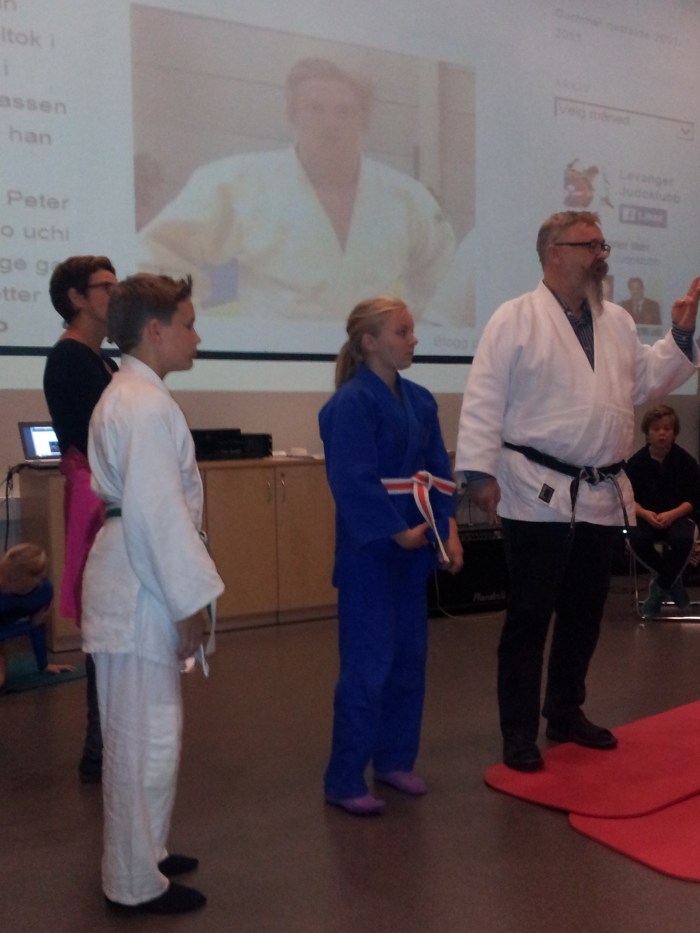 Alf Birger Rostad informerte om judo og fikk hjelp av Sander Næssan og Emmeli Ertzaas.