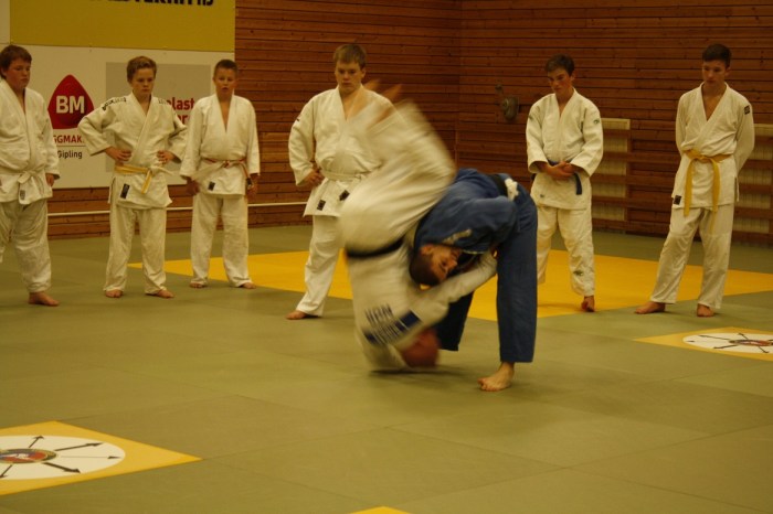 Benjamin Rajabi demonstrerer kast med Lars Erik Bjørås som uke.