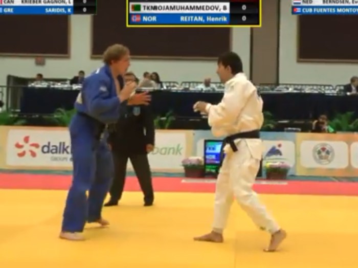Henrik Reitan (blå) vant første kamp mot Batyr Hojamuhammedov, Turkmenistan. Foto: IJF