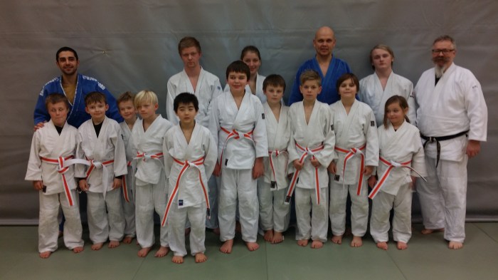 Gradering til oransje belte 9.12. Stolte "orangutanger" sammen med sensorer og hjelpere.