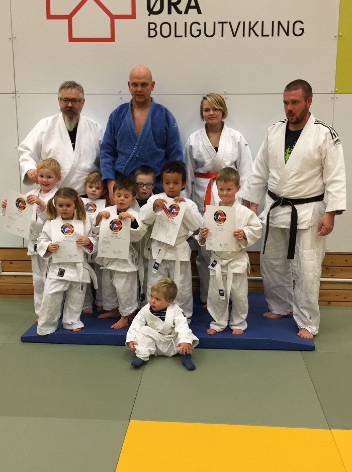 Flinke knøtter gruppe 1 med diplomer.