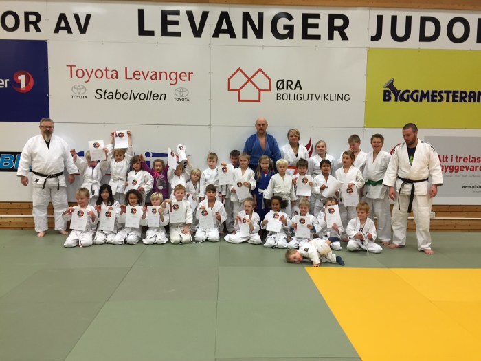 Flinke knøtter gruppe 2 med diplomer.