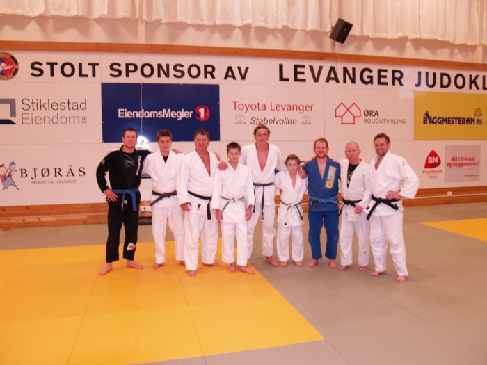 F.v.: Adrian Haugen (BJJ), Håvard Thorsø Johansen, Snorre Johansen, Thomas Wikdahl, Henrik Reitan, Sander Næssan, Eivind Bjørås (BJJ), Lars Erik Bjørås og Ole Christian Langfjæran.