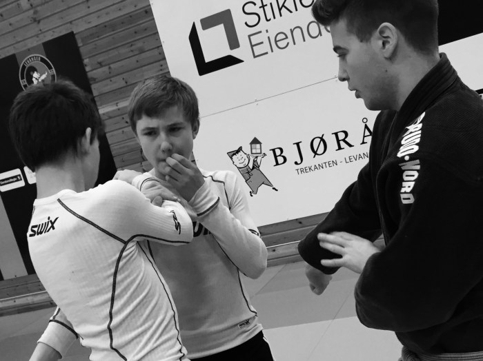 Jørgen Ruiz Garcia instruerer elevene.