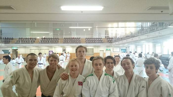 Trening på Kodokan: Her er Henrik Reitan (i midten) sammen med resten av elevene ved NTG. Foto: NTG Bærum